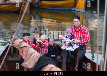 URK, Niederlande - 19. MAI 2018: unbekannter Mann und Kinder in traditionellen Kostümen auf dem Urkerdays. Urk ist einer der bekanntesten Fischerdörfer in Th Stockfoto