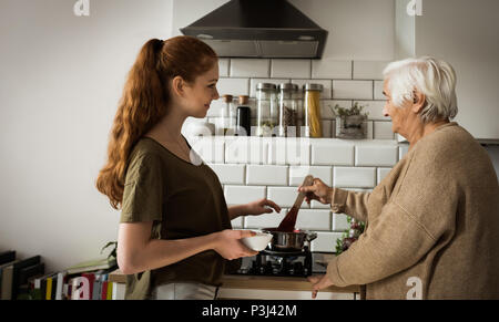 Großmutter und Enkelin Kochen in der Küche Stockfoto