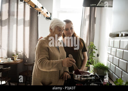 Großmutter und Enkelin Kochen in der Küche Stockfoto