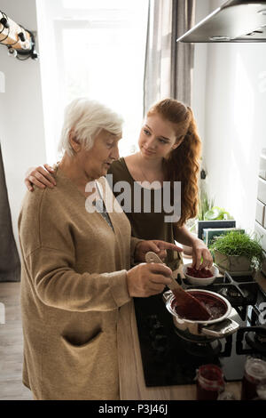 Großmutter und Enkelin Kochen in der Küche Stockfoto