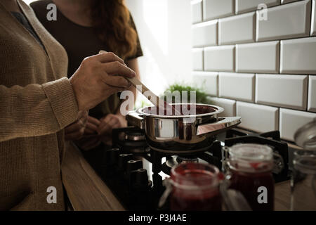 Großmutter und Enkelin Kochen in der Küche Stockfoto