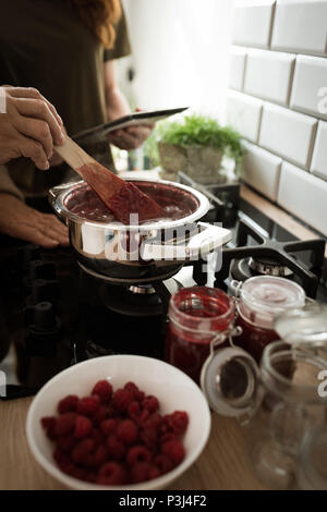 Großmutter und Enkelin Kochen in der Küche Stockfoto