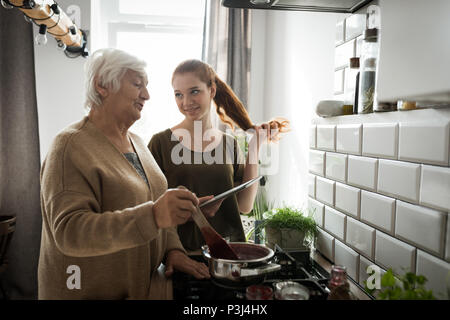 Großmutter und Enkelin Kochen in der Küche Stockfoto