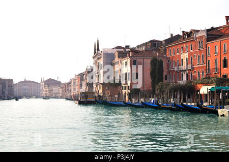 Blick auf den Canal Grande mit Gebäuden in Nachmittag Licht getaucht, Gondeln im Vordergrund. Venedig, Italien. Stockfoto