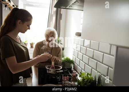 Großmutter und Enkelin Kochen in der Küche Stockfoto