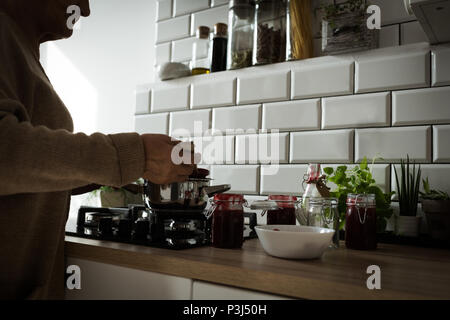 Ältere Frau Kochen in der Küche Stockfoto