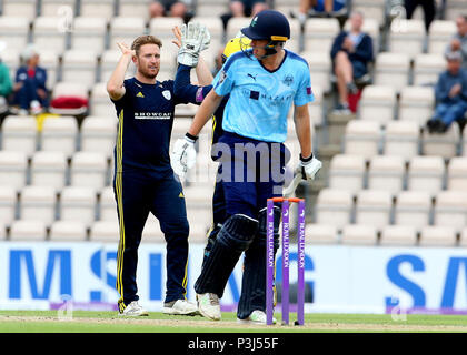 Hampshire Liam Dawson (Mitte) feiert die wicket von Yorkshire Matt Fisher während der Royal London einen Tag Schale, halb an der Ageas Schüssel, Southampton endgültig. Stockfoto