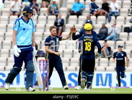 Hampshire Liam Dawson (Mitte) feiert die wicket von Yorkshire Steven Patterson während des Royal London einen Tag Schale, halb an der Ageas Schüssel, Southampton endgültig. Stockfoto