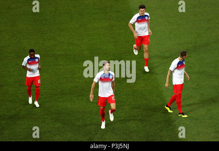 England's Gary Cahill (Mitte), Raheem Sterling (links) und Harry Maguire (oben) aufwärmen, bevor die WM Gruppe G Gleiches an der Arena, Wolgograd Wolgograd. Stockfoto