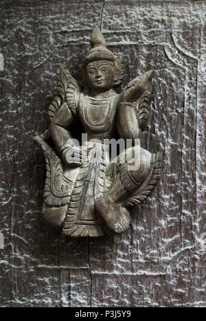 Ruiniert Engel aus Holz schnitzen Skulptur an der Tür Stockfoto