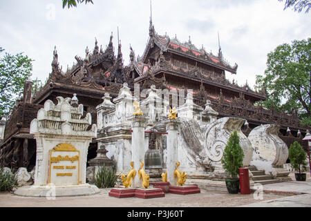 Golden palace Kloster Myanmar von außerhalb Stockfoto