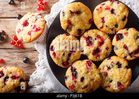 Berry Muffin mit schwarzen und roten Johannisbeeren close-up auf dem Tisch. horizontal oben Ansicht von oben Stockfoto