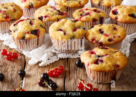 Sommer Dessert: Muffins mit Beeren Mix von Korinthen close-up auf dem Tisch. Horizontale Stockfoto