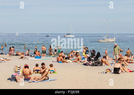 Menschen auf der Bellevue Beach (Dänisch: "Bellevue Strand'), Klampenborg, Dänemark Stockfoto