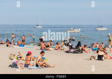 Menschen auf der Bellevue Beach (Dänisch: "Bellevue Strand'), Klampenborg, Dänemark Stockfoto