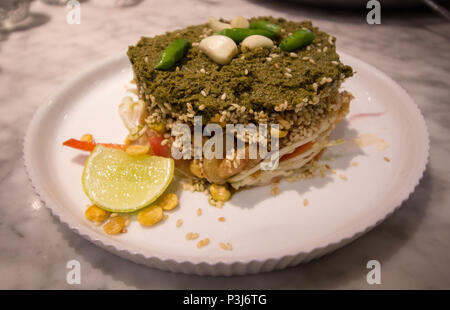 Hausgemachte Tee Blätter Salat myanmr Stil mit viel Bohnen, Erdnüsse und Sesam Stockfoto