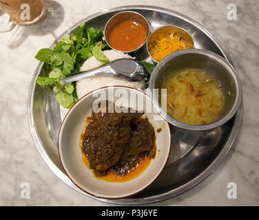 Dal bhat in Fach Myanmar Nepali Essen Stockfoto