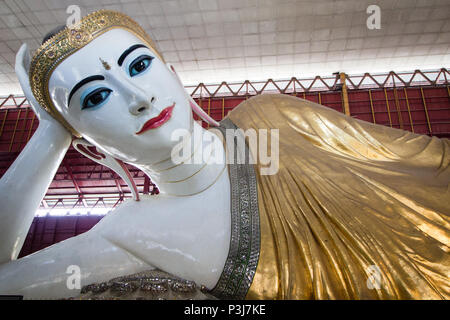 Liegenden schönen Buddha auf Chauk-Htat-gyi Buddha Tempel in Yangon Stockfoto