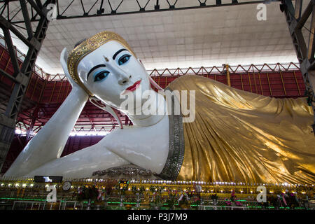 Liegenden schönen Buddha auf Chauk-Htat-gyi Buddha Tempel in Yangon Stockfoto