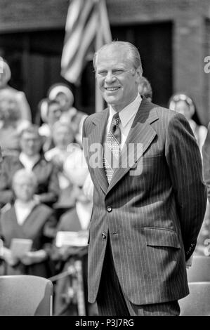 FORT SMITH, AR, USA - 10. August 1975 - Präsident Gerald R. Ford wartet darauf zu sprechen, wie er eingeführt wird vor einer Masse von Tausenden von Süden vietnamesische Flüchtlinge vor kurzem von ihrem Land evakuiert, wie es nordvietnamesischen Truppen fiel. Stockfoto