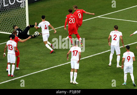 England's Harry Kane Kerben erste Ziel seiner Seite des Spiels während der FIFA WM Gruppe G Gleiches an der Arena, Wolgograd Wolgograd. Stockfoto