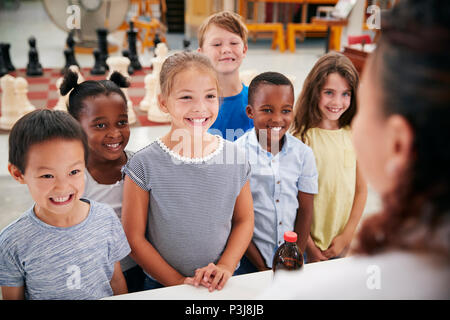 Gruppe von lächelnden Kinder hören auf Lehrer in Science Center Stockfoto