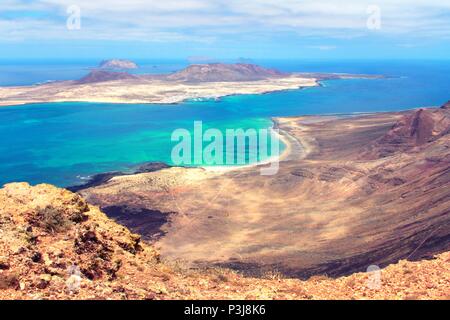 Dramatische Aussicht von Lanzarote Klippen zur Insel La Graciosa Stockfoto