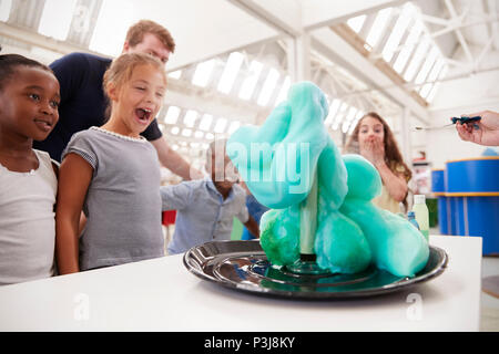 Gruppe von Kindern und Lehrern die Durchführung einer Wissenschaft Experiment Stockfoto