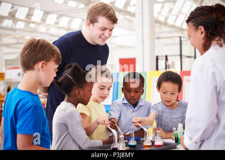 Schüler, die an einem wissenschaftlichen Experiment, in der Nähe Stockfoto