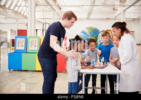 Schüler, die in einem Experiment an einem Science Center Stockfoto