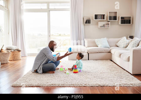 Schwarze Vater und Kind Sohn spielen im Wohnzimmer Stockfoto