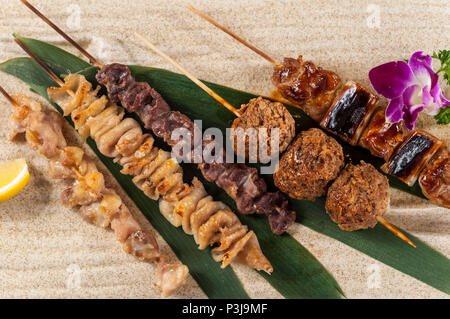 Mit gegrilltem Gemüse und Fleisch am Spieß Stockfoto