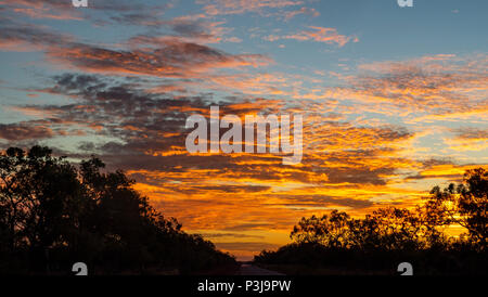 Rote Wolken bei Sonnenuntergang der Gibb River Road Kimberley WA Australien. Stockfoto