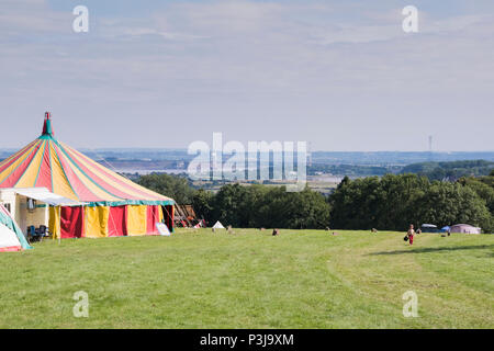 Newport, Wales - 23 Aug 14: Das Avalon Rising rote und gelbe Festzelt bietet einen atemberaubenden Blick auf den Severn Bridge am 14. August 2016 an die Grüne sammeln Fest Stockfoto