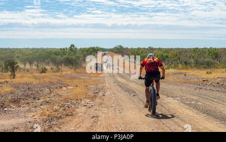 Gibb Herausforderung 2018 ein Radfahrer in Jersey und bib Reiten eine fatbike auf dirt road Gibb River Road Kimberley Australien Stockfoto