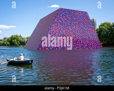 Die mastaba Skulptur von Christo und Jeanne Claude in der Serpentine Lake Hyde Park London UK Stockfoto