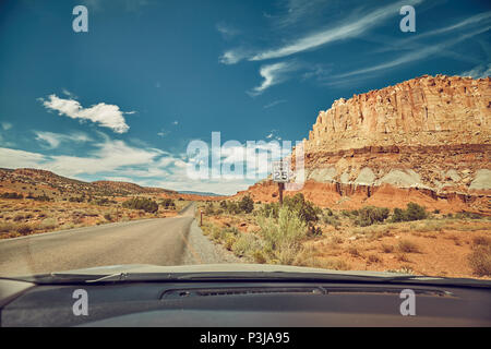 Retro getonten Bild von einer Straße durch eine Windschutzscheibe gesehen, Travel Concept. Stockfoto