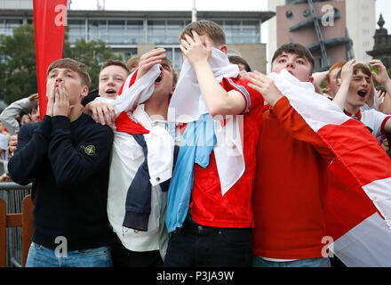 England Fans reagieren, wie sie das WM-Spiel zwischen Tunesien und England auf einem großen Bildschirm in Millennium Square, Leeds beobachten. Stockfoto