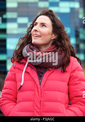 Frau mit grossen Schal lächeln Stockfoto