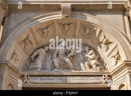 Portal zur Basilika von San Bernardino, aufgebaut nach dem Erdbeben 2009, L'Aquila, Abruzzen, Italien Stockfoto