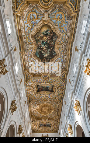 Decke in der Basilika von San Bernardino, aufgebaut nach dem Erdbeben 2009, L'Aquila, Abruzzen, Italien Stockfoto