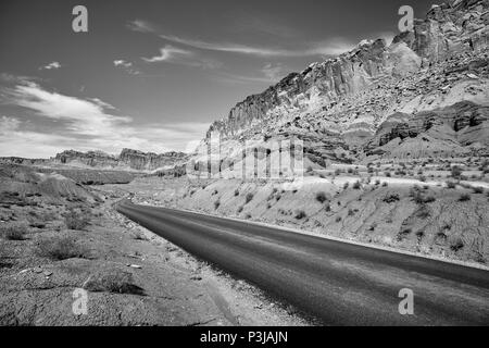 Schwarz-weiß Bild von einer malerischen Straße, Capitol Reef National Park, Utah, USA. Stockfoto