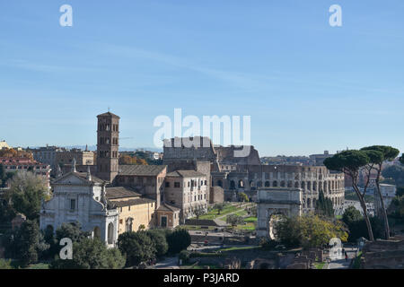 Blick Richtung Velian HIll vom Palatin über das Forum Romanum, Rom, Italien. Stockfoto