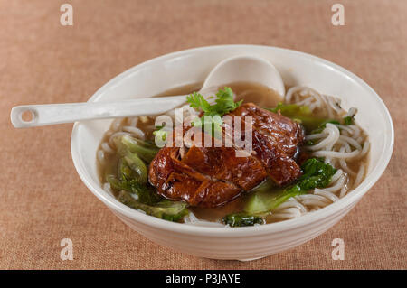 Beliebte asiatische Küche - Scheiben Gebratene Peking Ente mit Reis Nudeln Soup Bowl Stockfoto