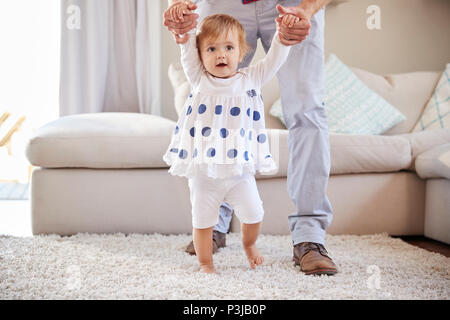 Vater, Tochter erfahren Sie im Wohnzimmer zu gehen Stockfoto