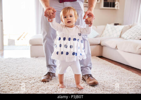 Vater, Tochter erfahren Sie im Wohnzimmer zu gehen Stockfoto