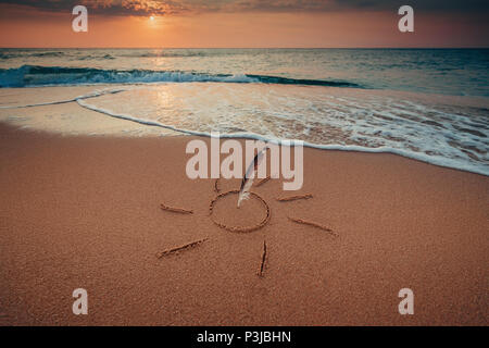 Gull Feder stecken in den Sand, Meer, Sonnenaufgang geschossen Stockfoto
