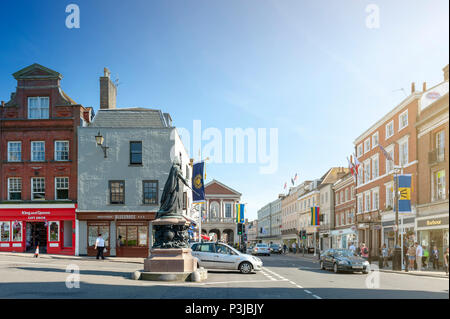 Queen Victoria Statue auf Castle Hill Street und High Street neben dem Schloss Windsor in der Stadt Windsor, Berkshire, England, Großbritannien Stockfoto