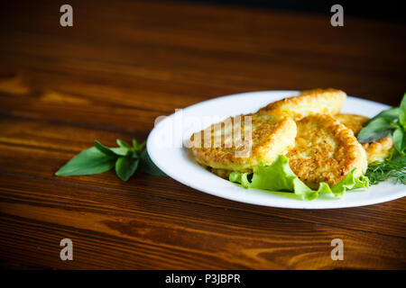 Gebratene zucchini Krapfen auf einem Holztisch Stockfoto