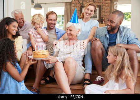 Familie und Freunde feiern Geburtstag der Großmutter, in der Nähe Stockfoto